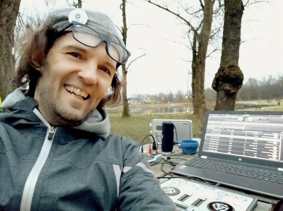 The In-Crowd Outside